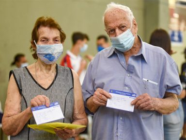 Vacinas contra a Covid em uso no Brasil superam efetividade registrada em testes, diz Fiocruz