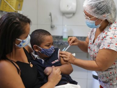 Em manifesto, pediatras contestam Queiroga e defendem vacinação de crianças