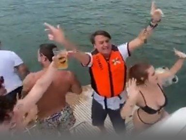 Em plena 2ª feira, Bolsonaro dança funk na praia e deixa crianças sem acesso à vacina