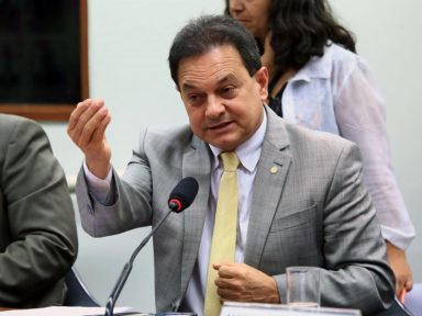 Aliado de Bolsonaro destinou verbas do ‘orçamento secreto’ para prefeitura do primo