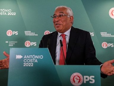 Socialistas vencem eleições em Portugal e obtêm maioria absoluta