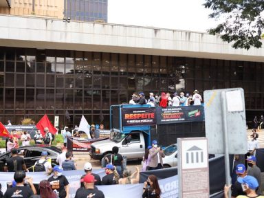 Servidores ocupam a frente do Banco Central em protesto por reajuste salarial