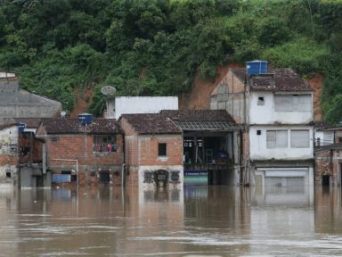 Governo da Bahia denuncia lentidão em repasse de verba federal após devastação no Estado