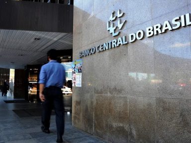 Queda a conta-gotas na Selic mantém juros proibitivos no crédito aos brasileiros