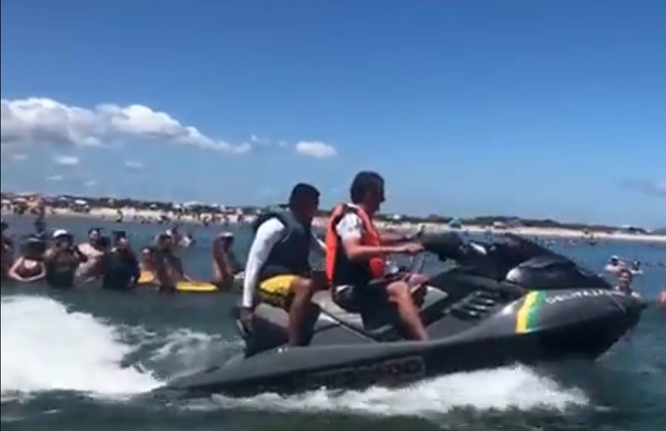 Bolsonaro volta a passear de jet ski e usa fotos da FAB para esconder seu descaso com vítimas das enchentes - Hora do Povo Hora do Povo