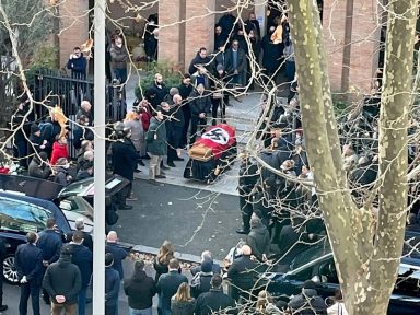 Arquidiocese de Roma condena funeral com bandeira nazista