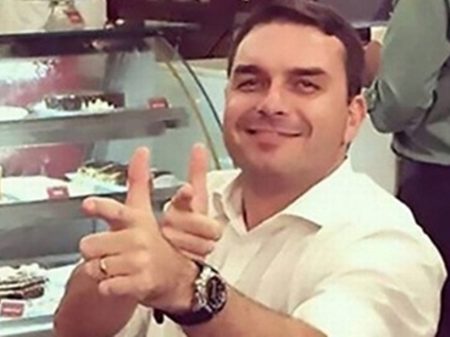 Flávio Bolsonaro viabilizou compra de 500 fuzis que teve licitação denunciada por fraude