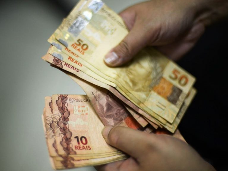Metade dos trabalhadores brasileiros tiveram salários corroídos pela inflação