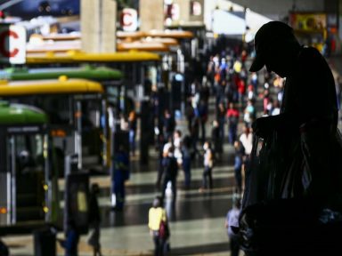 Produção industrial cai pela sexta vez seguida