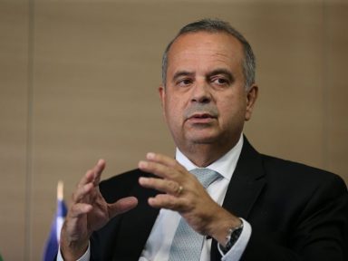Ministro designado para assistir afetados pelas chuvas imita o chefe e sai de férias