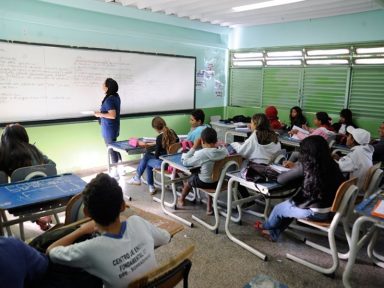 Governo quer barrar reajuste de professores garantido por lei, denuncia CNTE