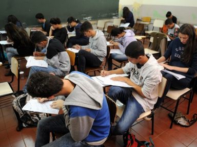 Após pressão, governo anuncia reajuste de 33,2% para professores da educação básica