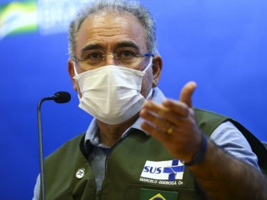 Queiroga mente para agradar o chefe ao dizer que a vacina matou 4 mil pessoas