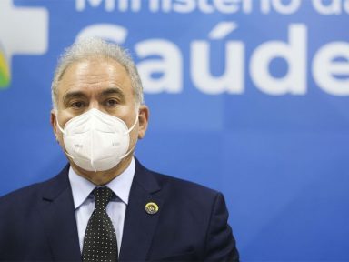 Após forte pressão, governo recua da exigência de prescrição médica para vacinar crianças