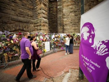 Familiares colocam as cinzas de Desmond Tutu na Catedral da Cidade do Cabo