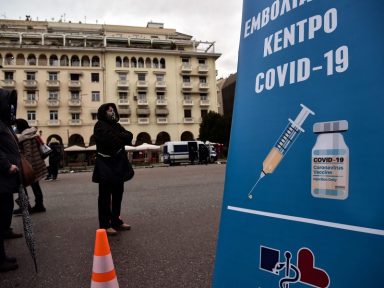 Gregos não vacinados acima dos 60 pagarão imposto de 100 euros mensais