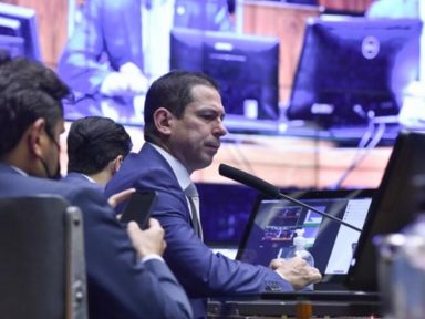 Vice da Câmara afirma que Ciro Nogueira virou “bedel do Paulo Guedes”