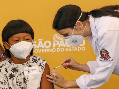 Davi, de 8 anos, primeira criança vacinada contra a Covid-19 no Brasil
