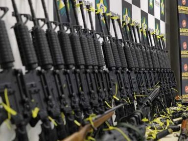 Favorecidos por decretos de Bolsonaro, CACs passam armas para traficantes e milícias