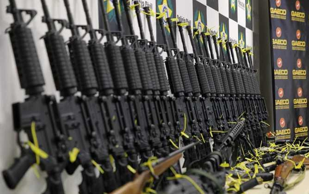 Favorecidos por decretos de Bolsonaro, CACs passam armas para traficantes e  milícias - Hora do Povo