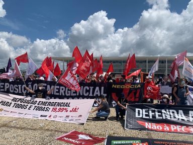 Protesto de servidores exige do governo reposição emergencial de salário