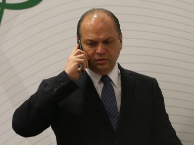 Moraes rejeita pedido do líder do governo e mantém delegado que apura golpe de R$ 20 milhões
