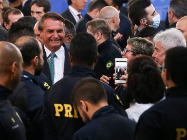Bolsonaro empurra reajuste salarial dos policiais para 2023 e descumpre promessa