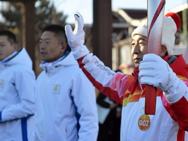 Heróis anticovid e lendas do esporte participam do revezamento da tocha olímpica em Pequim