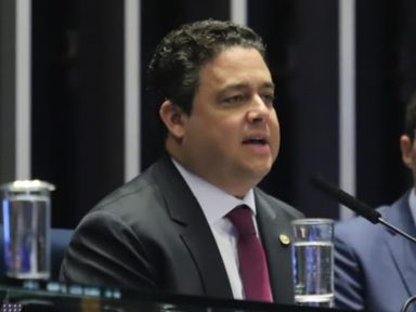 Agressão de Bolsonaro foi um segundo assassinato contra meu pai, diz ex-presidente da OAB