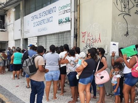 Governo deixa meio milhão de famílias em extrema pobreza na fila do Auxílio Brasil