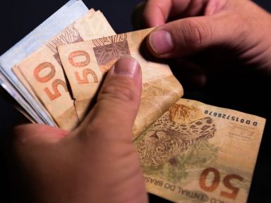 Número de famílias com contas atrasadas é recorde