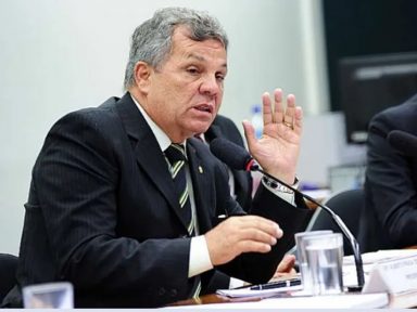 Ex-amigo Alberto Fraga diz “não” e quer distância de Bolsonaro