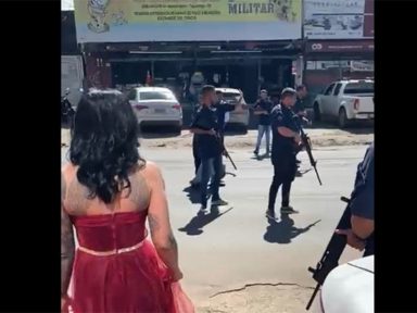 Polícia do DF investigará homens armados de fuzis que fecharam rua para fotos de casamento