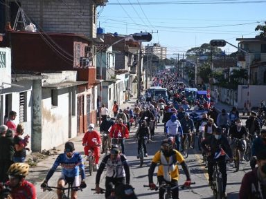 Cubanos saem às ruas contra o bloqueio norte-americano