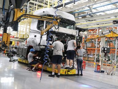 Mercedes-Benz deixa 600 trabalhadores em férias coletivas por falta de peças