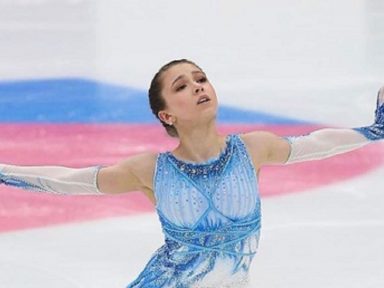 Valieva supera sabotagem e vence 1º turno da prova de patinação feminina em Pequim