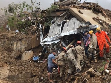 Número de mortos na tragédia de Petrópolis vai a 130; total de desaparecidos sobe para 218
