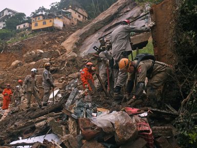 Sobe para 152 o número de mortos em Petrópolis; buscas são retomadas após dia de chuva