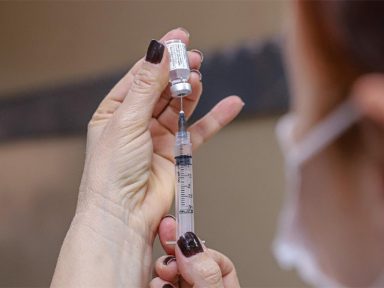 Atraso no início da vacinação contra Covid aumentou número de crianças internadas de 284 para 2.232