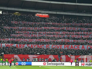 Torcida abre faixas no estádio de Belgrado listando crimes de guerra dos EUA