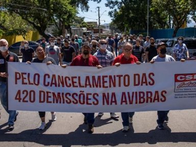 Funcionários protestam contra desmonte e demissão de 420 trabalhadores na Avibras