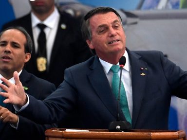 PF investiga fake news de Bolsonaro que associou vacina contra Covid à Aids