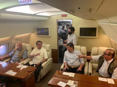 Bolsonaro gastou R$ 2,6 mi só com comida do avião presidencial, denuncia deputado