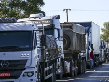 Caminhoneiros fazem paralisação de alerta contra aumento do combustível