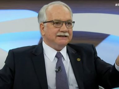 TSE não cruzará os braços aos ataques e às ameaças, afirma Fachin no Roda Viva
