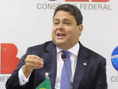 Com apoio de Paes, Felipe Santa Cruz é pré-candidato a governador do Rio de Janeiro