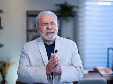 Lula: com dolarização e desmonte das refinarias, governo faz o ‘brasileiro pagar gasolina cara’