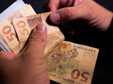 Com crise, aumentam saques na poupança