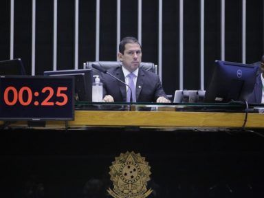 Contra fake news, projeto de vice da Câmara obriga plataformas digitais terem sede no Brasil