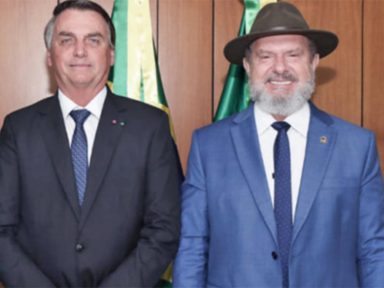 Acusado por esquema de corrupção, governador do Tocantins renuncia ao cargo